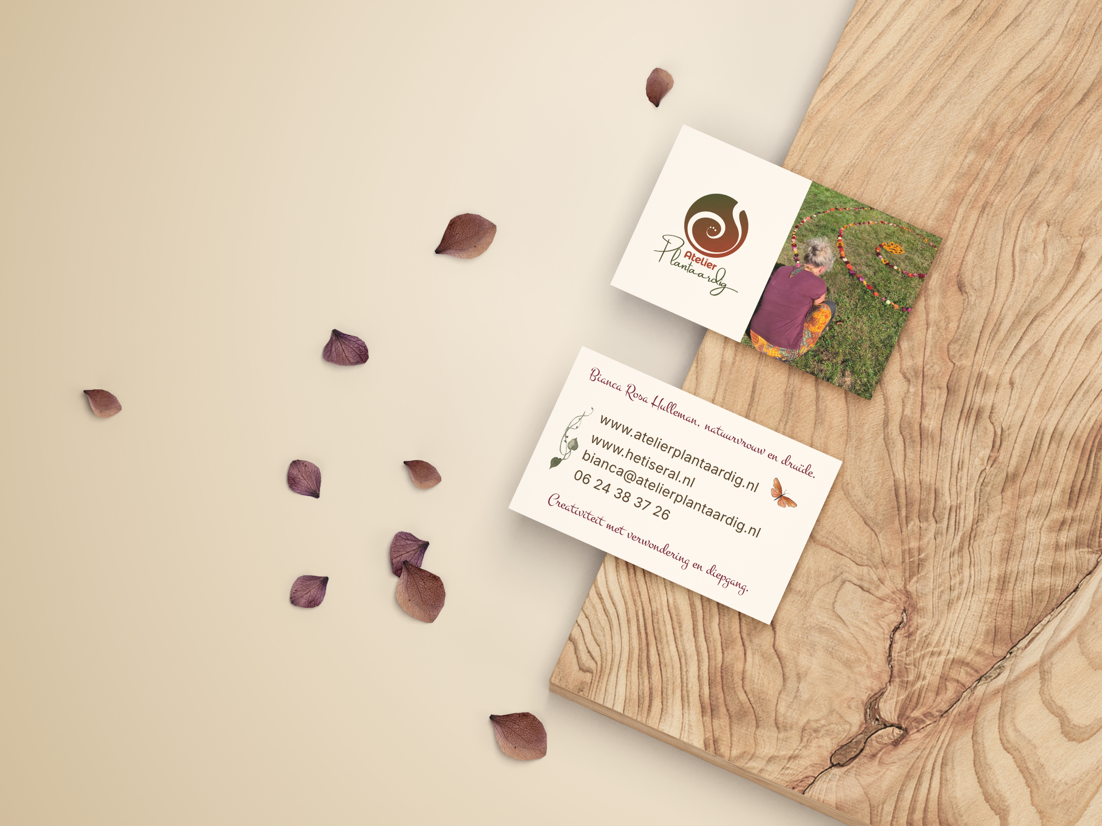 Logo ontwerp en webdesign Atelier Plantaardig visitekaartjes op ecovezel papier.